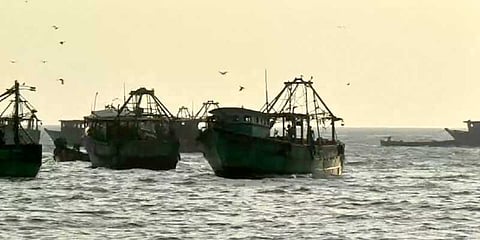 நடுக்கடலில் ராமேஸ்வரம் மீனவர்கள் விரட்டியடிப்பு: கற்களை வீசி இலங்கை கடற்படை அட்டூழியம்