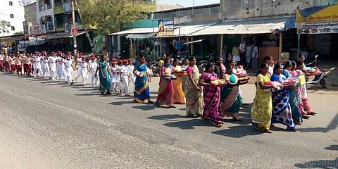 அரசுப் பள்ளிக்கு கல்விச்சீர் வழங்கிய பெற்றோர்கள்