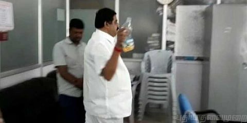 அரசு அலுவலகத்தில் பெட்ரோல் ஊற்றி மிரட்டிய காங்கிரஸ் தலைவர்!