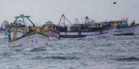 மீனவர்களின் ஆடைகளைக் களைந்து இலங்கை கடற்படை அட்டூழியம்