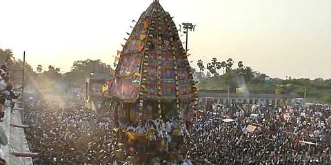 தேர் சக்கரத்தில் சிக்கிய 2 பெண் போலீஸ்