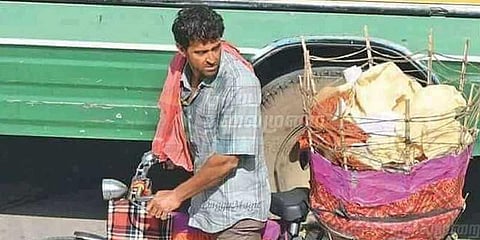 ரோட்டில் அப்பளம் விற்ற ஹிருத்திக் ரோஷன்