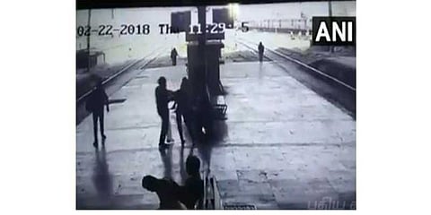 ரயில்வே ஸ்டேஷனில் பெண்ணுக்கு முத்தம்: சிசிடிவி உதவியால் இளைஞர் கைது!