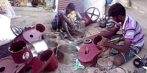 பழைய இரும்புக்கடையில் கிடக்கும் தமிழக அரசின் இலவசங்கள்