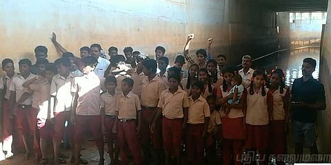 தெப்பக்குளமான ரயில்வே சுரங்கப்பாதை: போராடும் மாணவர்கள்