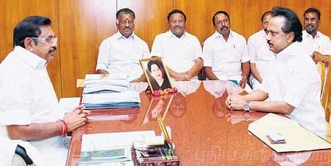 கைகளை கிள்ளி பார்க்கும் நிலையில் தமிழக அரசியல்