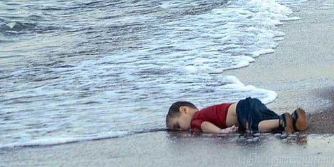 உலகை உலுக்கிய சிரியாவின் இரண்டு புகைப்படங்கள்