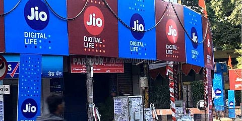 பதறிப்போன வாடிக்கையாளர்கள்.. பதிலளித்த ஜியோ!