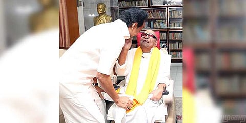 கருணாநிதியிடம் பிறந்தநாள் வாழ்த்துப் பெற்றார் ஸ்டாலின்