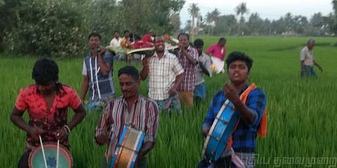 இடுகாட்டிற்கு செல்ல பாதை இல்லை: கிராம மக்கள் தவிப்பு