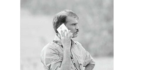 ஒற்றை யானை தாக்கியதில் தமிழக வன அதிகாரி உயிரிழப்பு