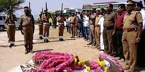 24 குண்டுகள் முழங்க வன அதிகாரியின் உடல் தகனம்