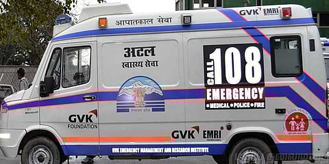 ஆம்புலன்ஸ் அலட்சியம்: நடுரோட்டில் குழந்தை பெற்ற பெண்கள்!