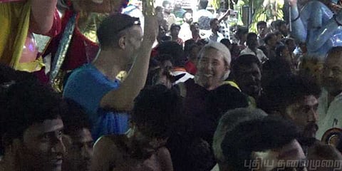 கோவில் திருவிழாவில் குத்தாட்டம் போட்ட வெளிநாட்டு தம்பதி!