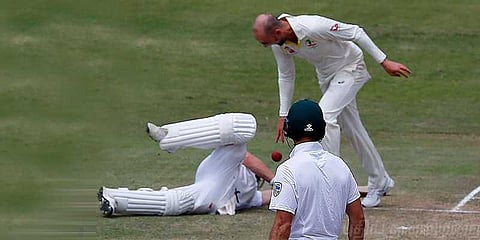 டி வில்லியர்ஸ் மீது பந்தை எறிந்த லயனுக்கு அபராதம்!