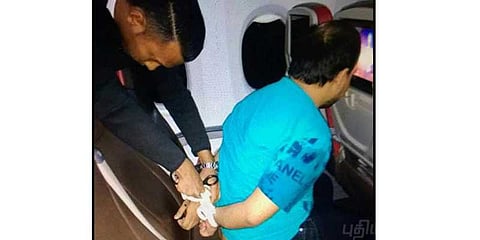 மலேசிய விமானத்தில் நிர்வாண சேட்டை: இளைஞர் கைது!