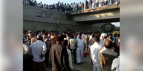 கால்வாயில் பஸ் கவிழ்ந்து 26 பேர் பலி!