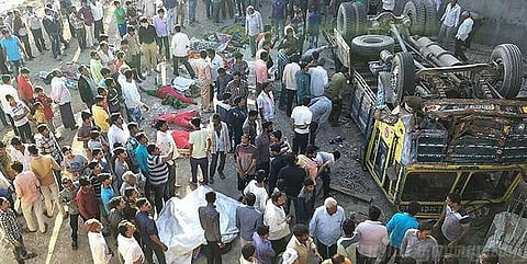 திருமண நிகழ்ச்சிக்கு சென்ற லாரி கவிழ்ந்து விபத்து - 31 பேர் பரிதாப பலி