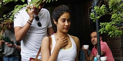 ஆதரவற்ற முதியோர்களுடன் பிறந்தநாள் கொண்டாடிய ஜான்வி கபூர்