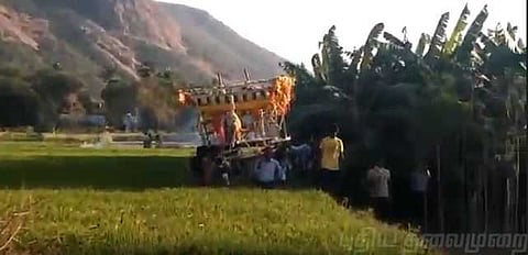 சாலை வசதி இல்லாததால் வயல்வெளியில் சடலத்தை கொண்டு செல்லும் அவலம்