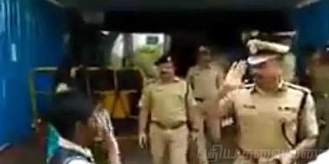 பள்ளிச் சிறுவனுக்கு சல்யூட் அடித்த கமிஷனர் - வைரலாகும் வீடியோ