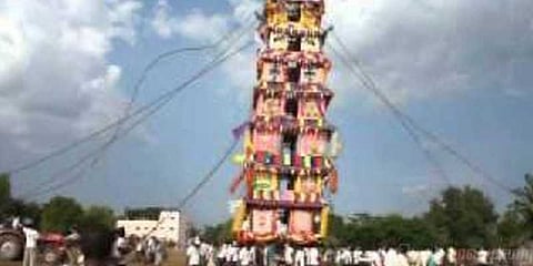 120 அடி தேர் சாய்ந்து விபத்து: அதிர்ந்துபோன பக்தர்கள்!