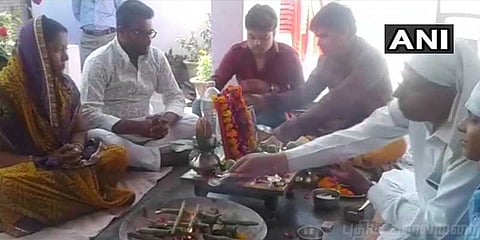 மறைந்த காதல் கிளிக்கு இரங்கல் கூட்டம் நடத்திய ஆசிரியர்!