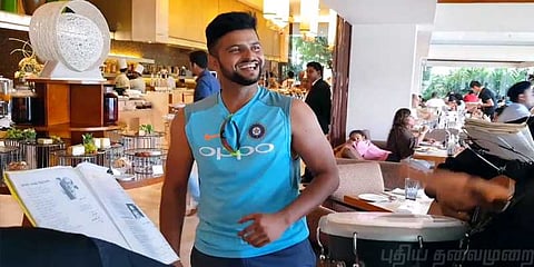 இந்தி பாடல் பாடிய ’சின்னத் தல’: இந்திய கிரிக்கெட் வீரர்கள் குஷி!