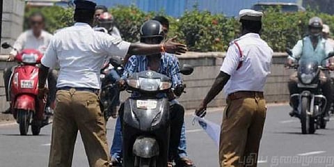 டூவீலருக்கு வித் அவுட் யூனிஃபார்ம் பைன்: போலீஸ் அட்ராசிட்டி