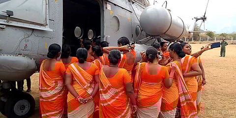 முகம் சுளிக்க வைத்த மாணவியர்களின் செல்ஃபி