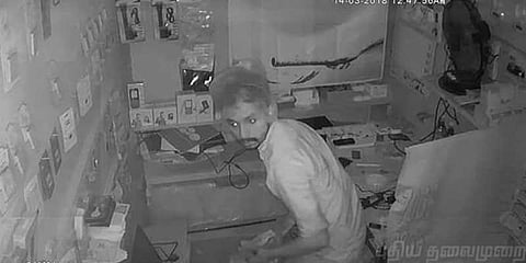 வெள்ளைக்கவரால் சிக்கிய ‘காமெடி’ திருடன்: சிசிடிவி-ல் அம்பலம்!