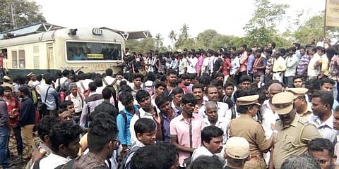 3 மணி நேரத்திற்கும் மேலாக ரயில் மறியல் போராட்டம்: பயணிகள் கடும் அவதி