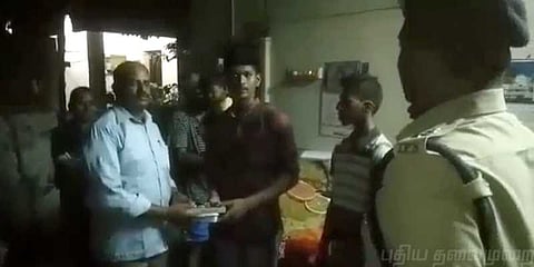 இளைஞர்களின் வீடு தேடி சென்று வருத்தம் தெரிவித்த காவலர்கள்: நெகிழ்ச்சி சம்பவம்..!