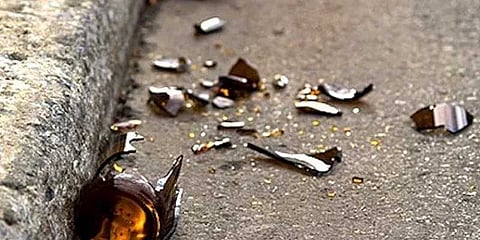 பீர் பாட்டிலால் குத்திவிட்டு பணம் பறிப்பு