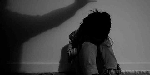 இருட்டில் வைத்து சிறுமியிடம் பாலியல் சில்மிஷம்: இளைஞருக்கு தர்மஅடி