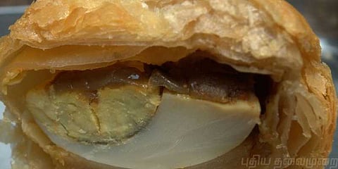 முட்டை பப்ஸில் பிளாஸ்டிக்: வாடிக்கையாளர் பகீர்