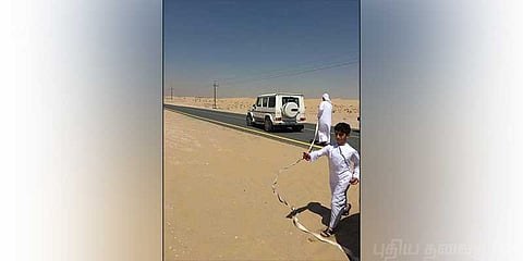 பாலைவனத்தில் சிக்கியவர்களுக்கு உதவிய துபாய் மன்னர்!