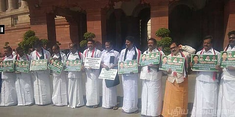 மத்திய அரசை காப்பாற்ற அதிமுக போராடுவதாக சமாஜ்வாதி கூறுவது?