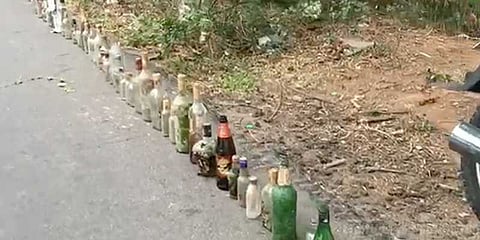 கோயில் குளத்தில் மதுபாட்டில்கள்: வைரலாகும் புகைப்படங்கள்!