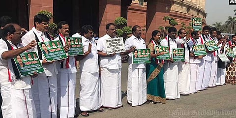 நாடாளுமன்ற வளாகத்தில் அதிமுக எம்.பி.க்கள் 12ஆவது நாளாக ஆர்ப்பாட்டம்