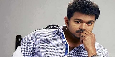 காமெடி நடிகர் கருணாகரனை வறுத்தெடுக்கும் விஜய் ரசிகர்கள்