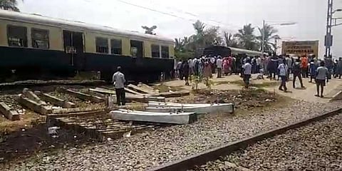 துண்டானது சென்னை மின்சார ரயில்: அலறியடித்த பயணிகள்..!