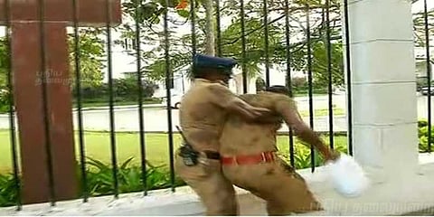 வீடியோ: டிஜிபி அலுவலகத்திலேயே தீக்குளிக்க முயற்சித்த காவலர்கள்!