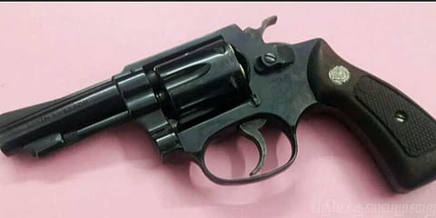 அசைவ உணவு கொடுத்ததால் ஆத்திரம்: துப்பாக்கியால் சுட்ட வழக்கறிஞர்