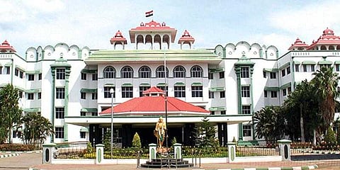 குழந்தைகளை மீண்டும் சேர்த்து வைக்கக்கோரி பெண் மனு: ஆட்சியருக்கு நோட்டீஸ்