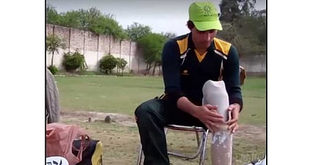 ஒரே காலோடு பந்துவீசும் ஆச்சரிய கிரிக்கெட் வீரர்!