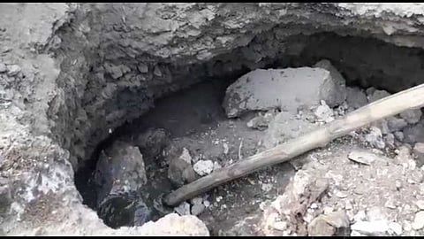 ஓ.எம்.ஆர் சாலையில் திடீர் பள்ளம்: கடும் போக்குவரத்து நெரிசல்