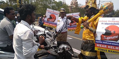 சென்னை சாலையில் எமதர்ம ராஜா... உயிரை பறிக்க அல்ல.. உயிரை காக்க..!