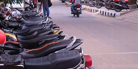 சாலையோர வண்டிகளை பதம்பார்க்கும் கும்பல்: வசமாக சிக்கியது..!