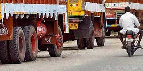 ‘கண் அசந்தோம், டயரக் காணோம்’ புலம்பும் லாரி டிரைவர்கள்!